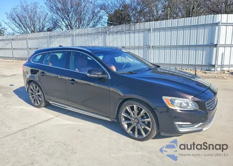 2015 Volvo V60 Premier z USA, uszkodzony, nr VIN YV140MEB0F1186803